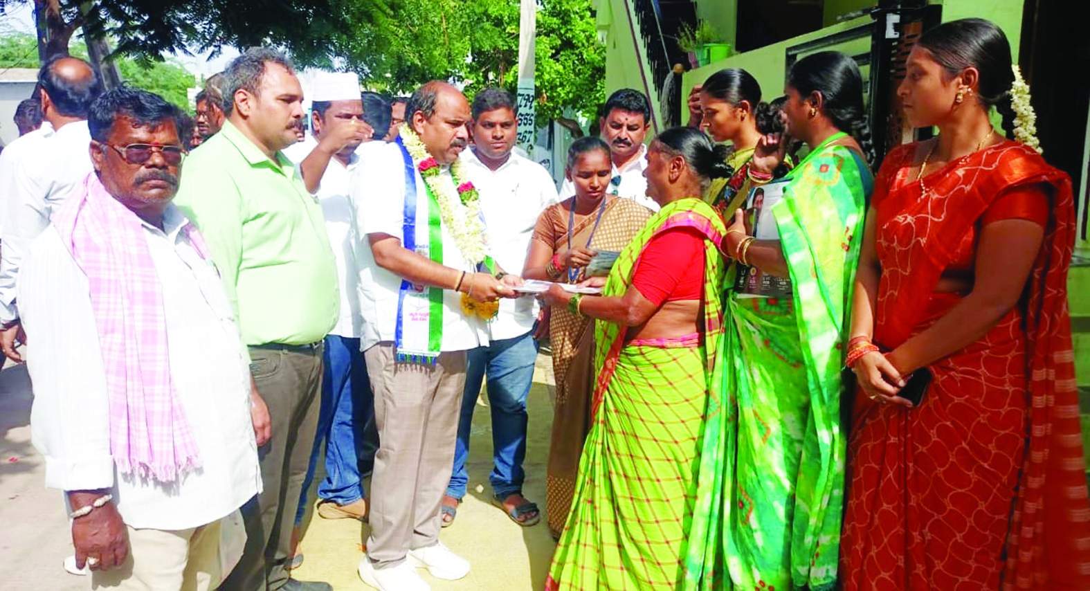 సంక్షేమ పథకాల లబ్ధి పత్రాలను అందజేస్తున్న జగన్మోహన్‌రెడ్డి