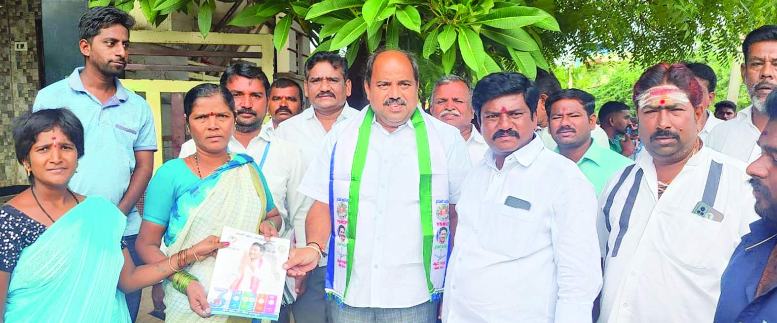 లబ్ధి పత్రాలను అందజేస్తున్న జగన్మోహన్‌ రెడ్డి