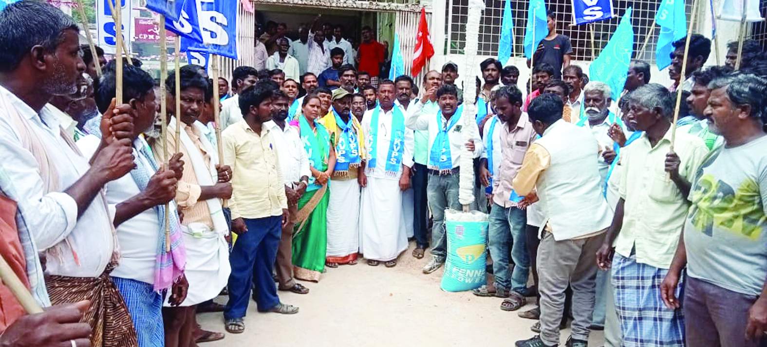 మాట్లాడుతున్న ఆనంద్‌బాబు