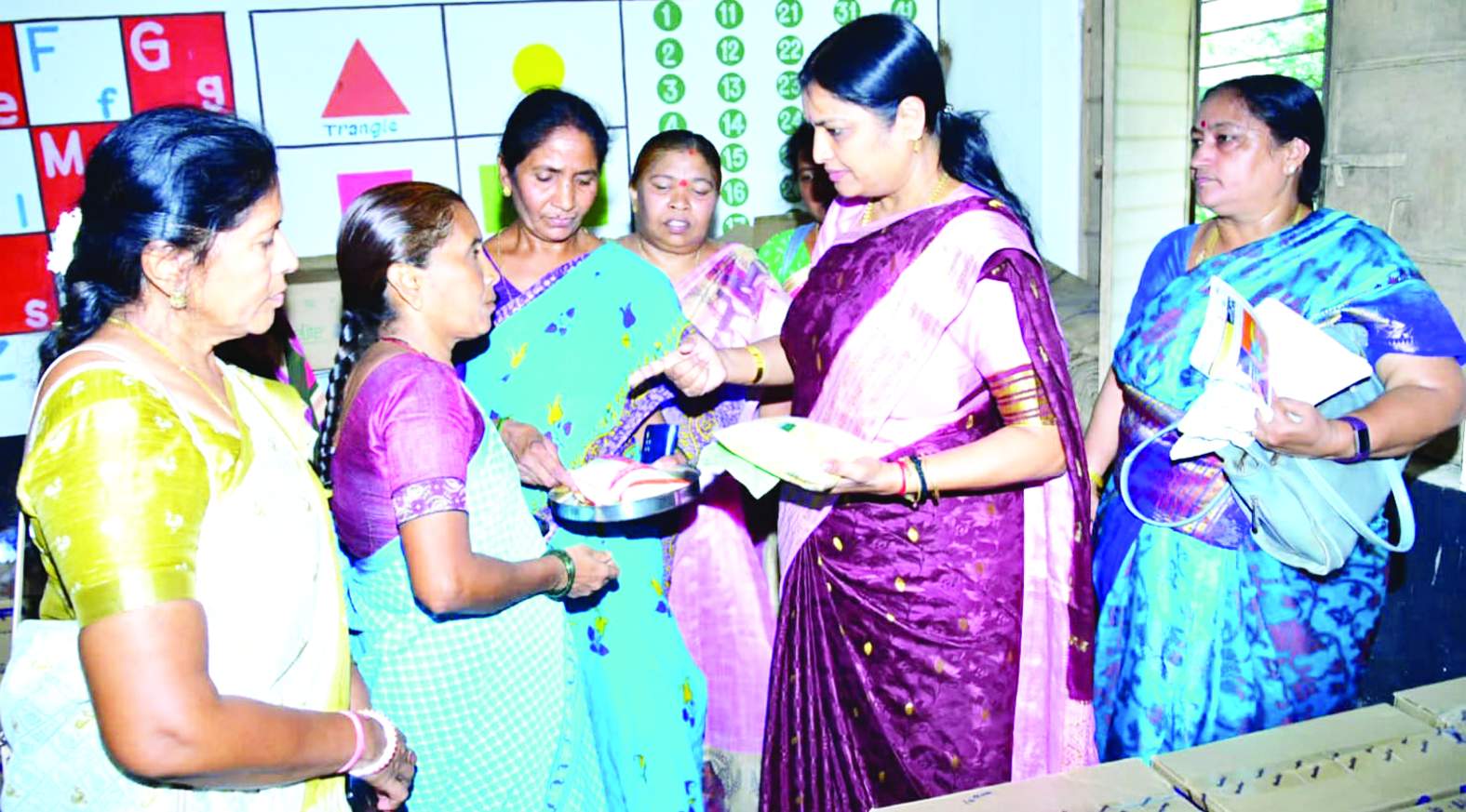 అంగన్వాడీ కేంద్రాన్ని పరిశీలిస్తున్న మంత్రి ఉషాశ్రీ చరణ్‌