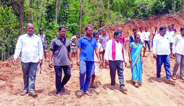 రోడ్డు పనులను జెడ్‌పిటిసి గంగరాజు పరిశీలన