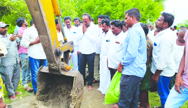 అభివృద్ధి కార్యక్రమాలకు శంకుస్థాపన