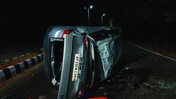 కారు బోల్తా: యువకుడు మృతి