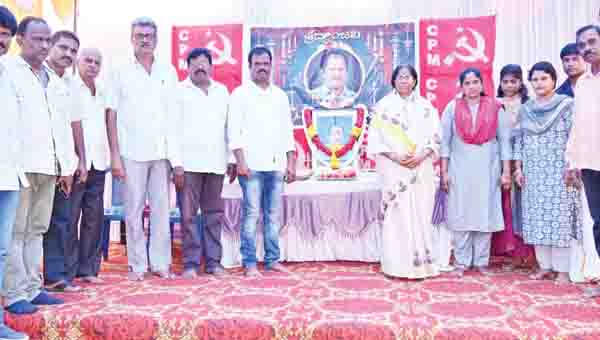 పోరాటాలతో భవిష్యత్తుకు బాట