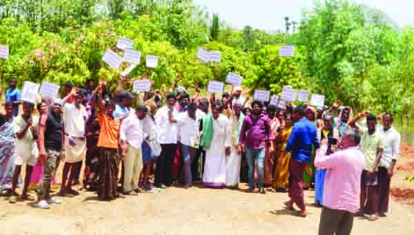 మా భూమి ఇప్పించాలంటూ రైతుల ధర్నా