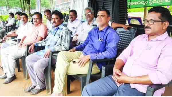 882వ రోజుకు 'ఉక్కు' దీక్షలు