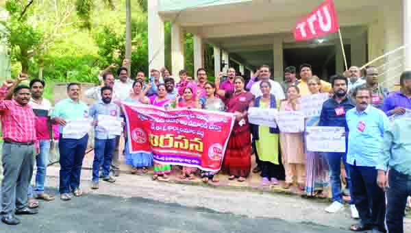సమస్యలు పరిష్కరించాలని ఉపాధ్యాయుల నిరసన