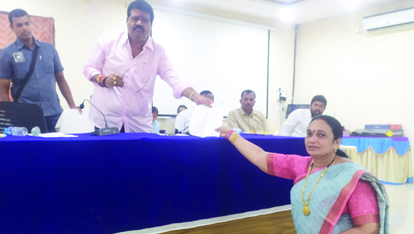 మౌలిక వసతులు కల్పించలేకపోతున్నాం