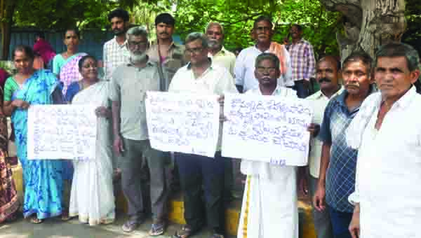 భూములు కోల్పోయిన దళితులకు ఇళ్లు ఇవ్వాలి