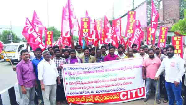 పెంచిన రోడ్డు ట్యాక్స్‌ రద్దుచేయాలి