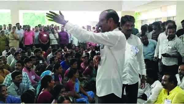 వేతనాల్లో కోతపై కాంట్రాక్టు కార్మికుల ఆగ్రహం