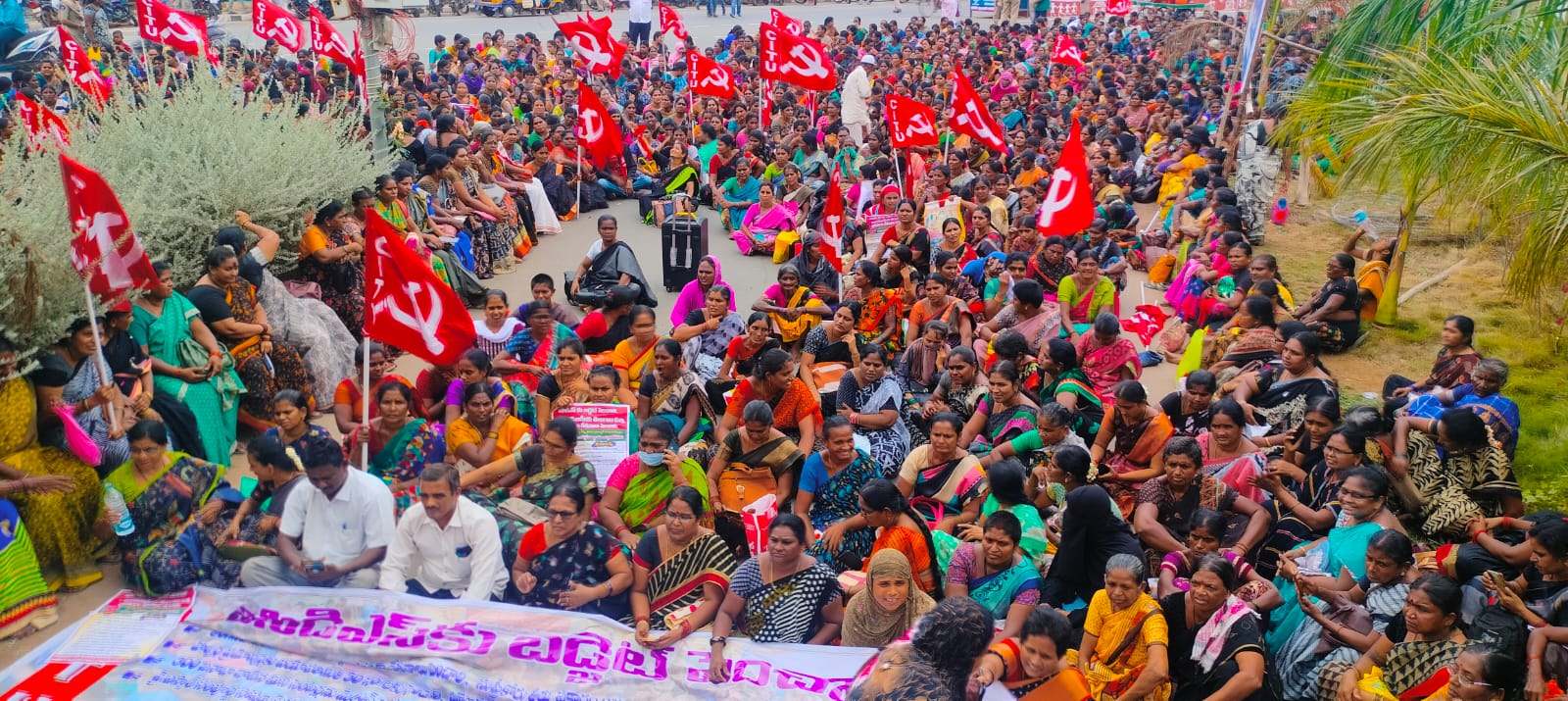 సమస్యల పరిష్కారం కోసం అంగన్వాడీల ఆందోళన