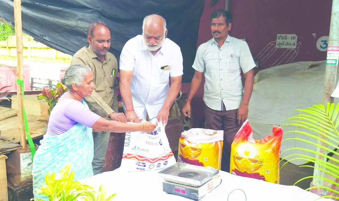 రైతు బజారులో తక్కువ ధరకే కందిపప్పు, బియ్యం