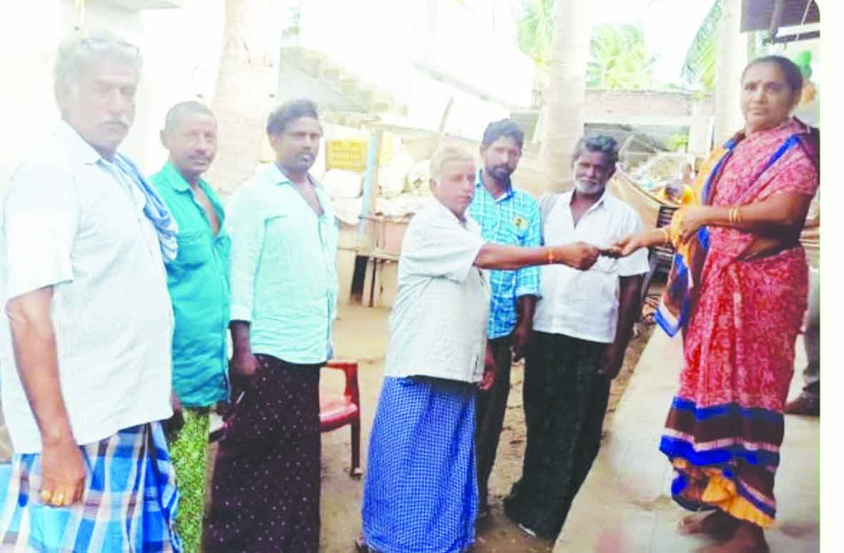 బాధిత కుటుంబానికి భాస్విని ట్రస్టు సాయం