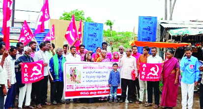 కడప పాతబస్టాండ్‌ వద్ద నిరసన తెలియజేస్తున్న ప్రజాసంఘాల నాయకులు