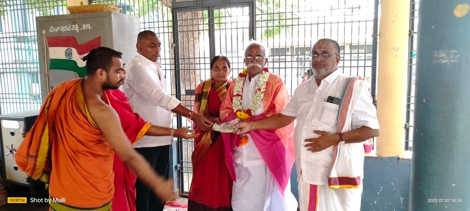 విరాళం ఇస్తున్న భక్తులు