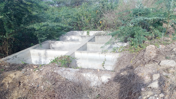 కంపచెట్ల మధ్య నిరుపయోగంగా ఉన్న దోబీఘాట్లు