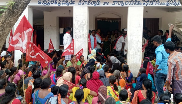 పేదల గుడిసెల తొలగింపు - నాయకులపై కేసులు నమోదు