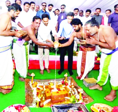 ఉక్కు పరిశ్రమ నిర్మాణానికి భూమిపూజ చేస్తున్న సిఎం (ఫైల్‌ఫొటో)