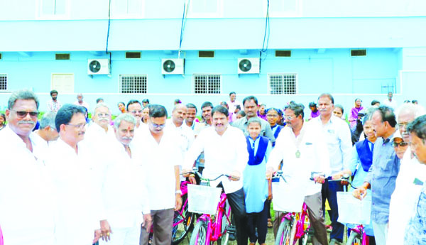 విద్యార్థినులకు సైకిళ్లు పంపిణీ