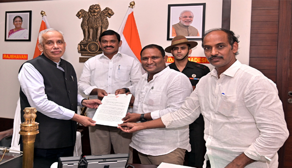 ప్రభుత్వ ఖాళీలు భర్తీ చేయాలి- గవర్నర్‌కు టిడిపి ఎమ్మెల్సీల వినతిపత్రం