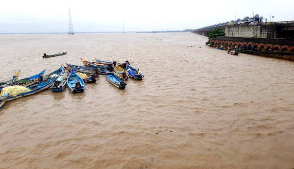 గోదావరి ఉగ్రరూపం- భద్రాచలం వద్ద కొనసాగుతన్న రెండవ ప్రమాద హెచ్చరిక