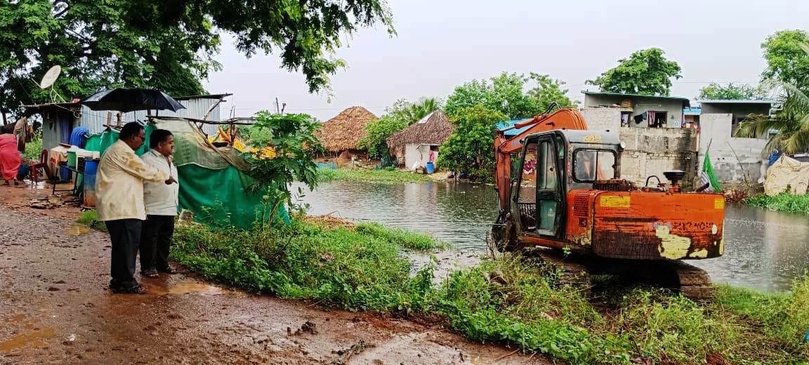 స్థానికుల ఫిర్యాదుతో పూడికతీత