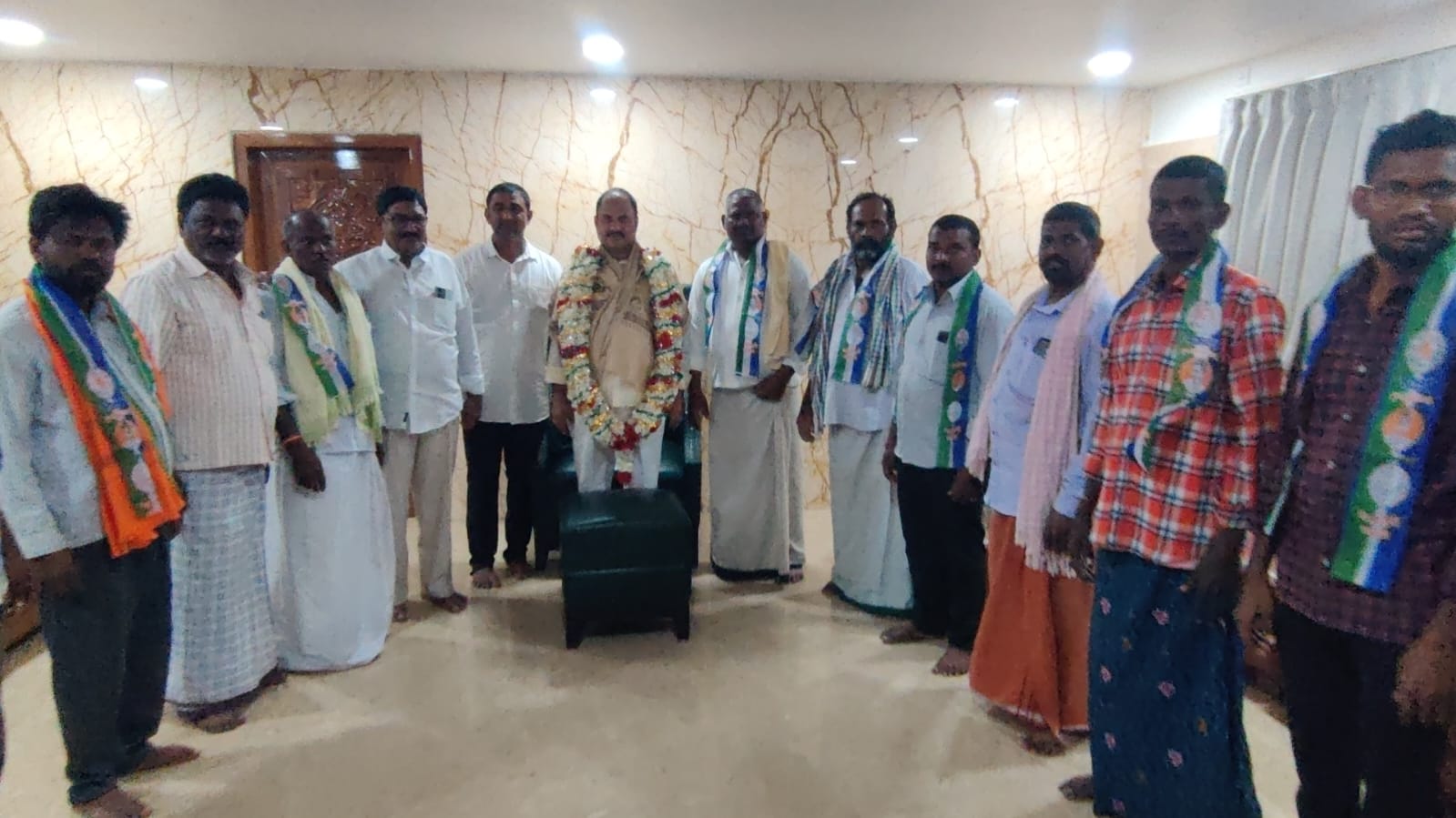 ఎమ్మెల్యే కాటసాని రామిరెడ్డి సమక్షంలో వైసీపీలో చేరుతున్న టిడిపి నాయకులు 