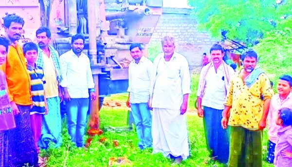 మంత్రి సురేష్‌ సొంత నిధులతో  చెర్లోతాండాలో బోరు ఏర్పాటు