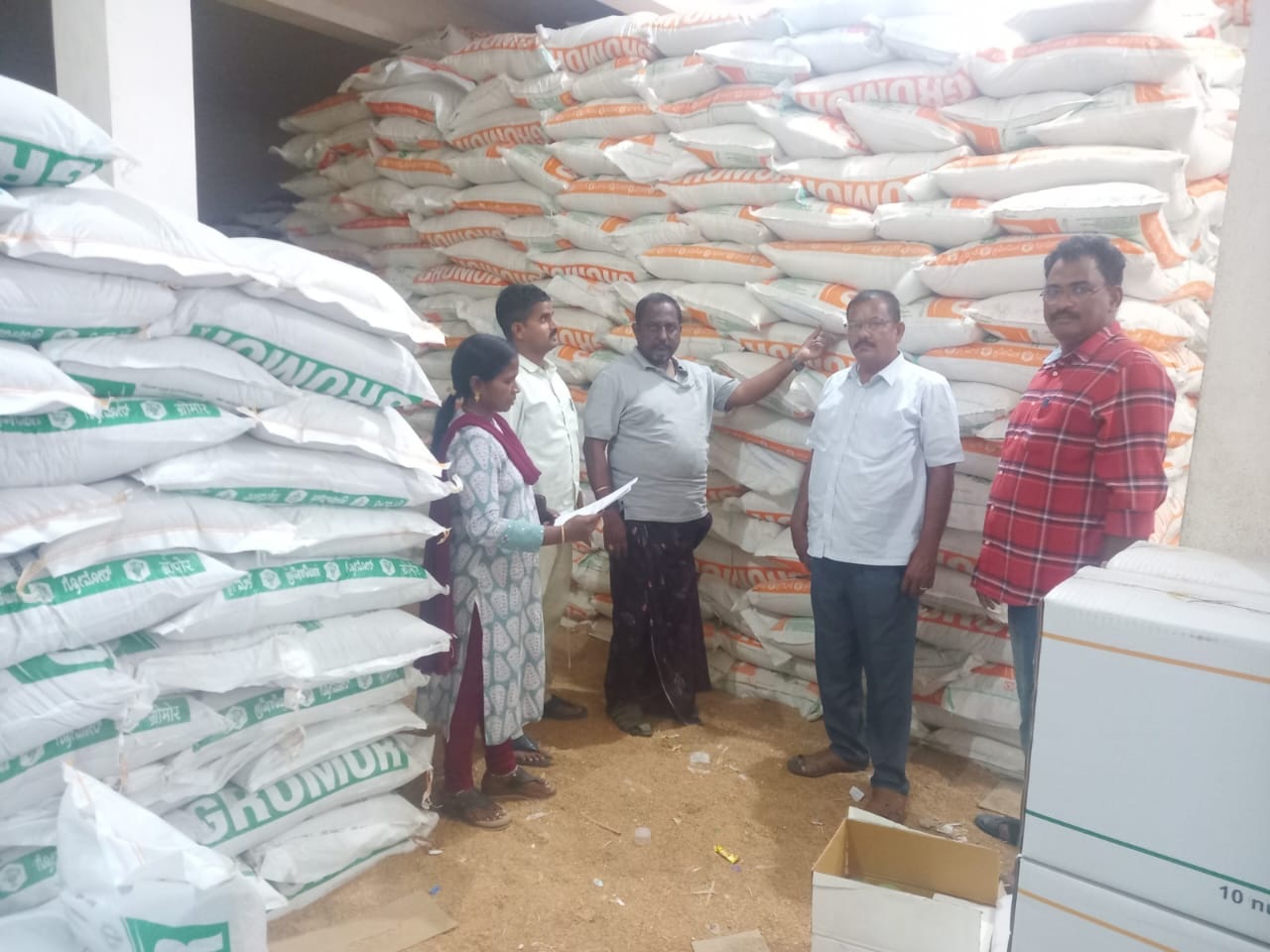 ఎరువులు, పురుగు మందులు స్వాధీనం