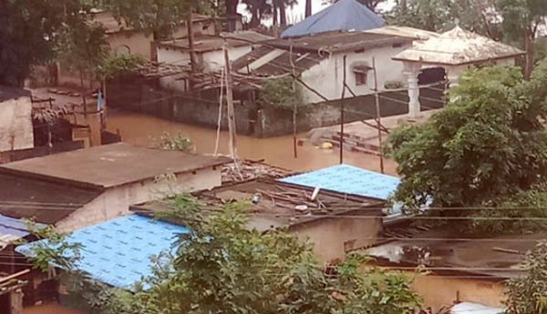 మూడు రాష్ట్రాలకు నిలిచిన రాకపోకలు