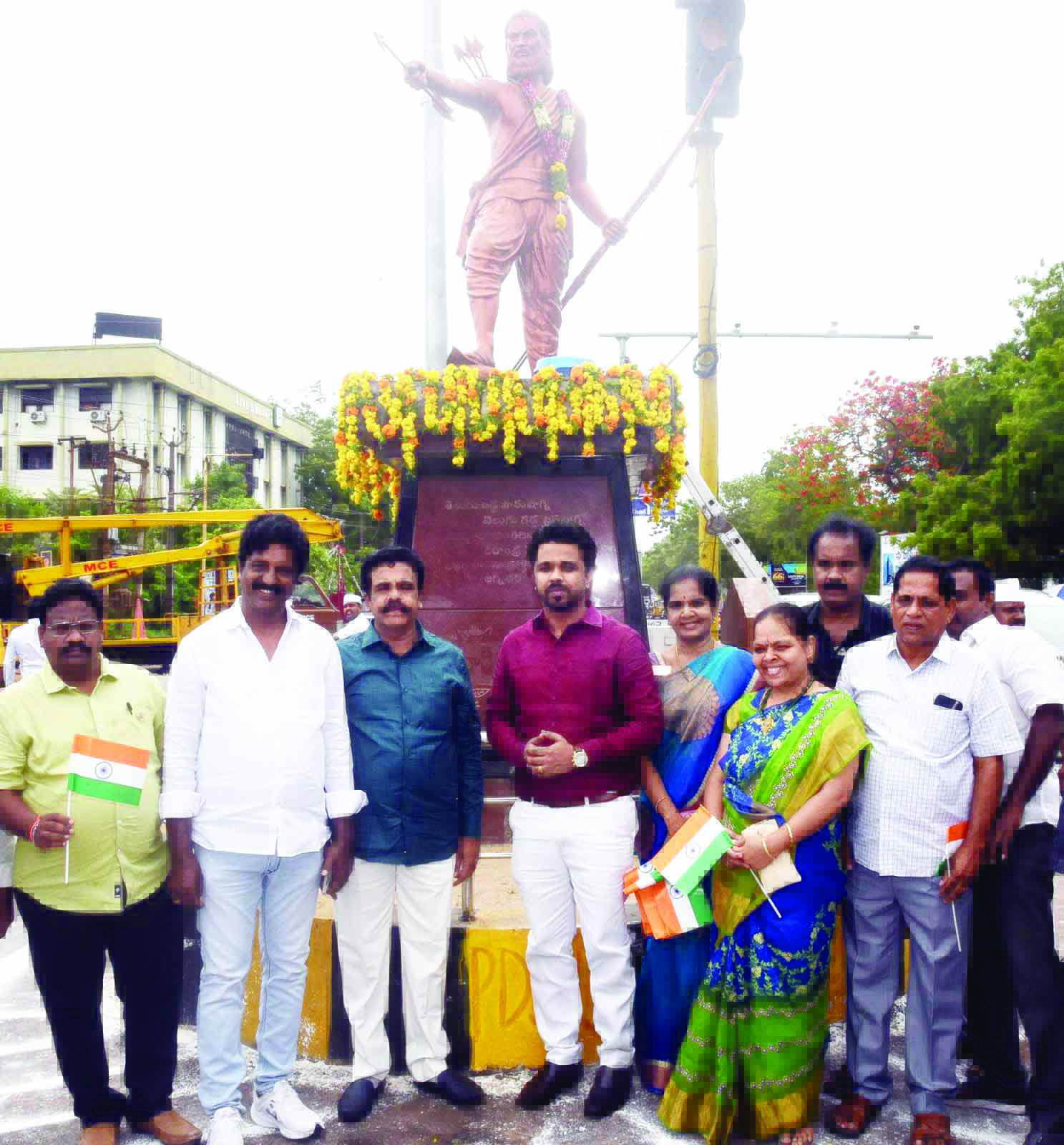 అల్లూరి ధైర్యం, త్యాగనిరతి స్ఫూర్తిదాయకం