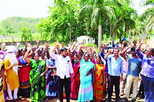 కార్మికులను కొనసాగించాలని జీడి పిక్కల ఫ్యాక్టరీ వద్ద సిఐటియు ధర్నా