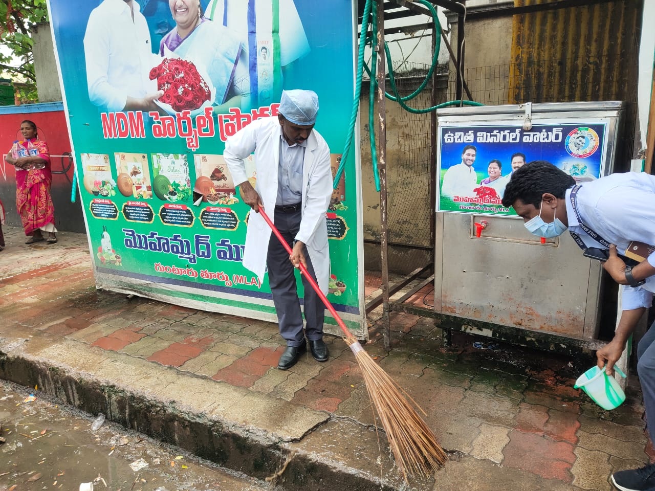 చీపురుపట్టిన జిజిహెచ్‌ సూపరింటెండెంట్‌