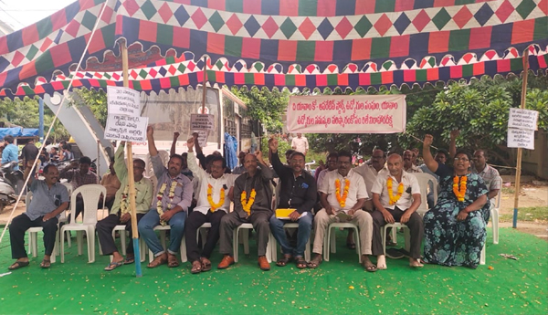 Relay-hunger-strike-to-resolve-issues-of-co-operative-staff