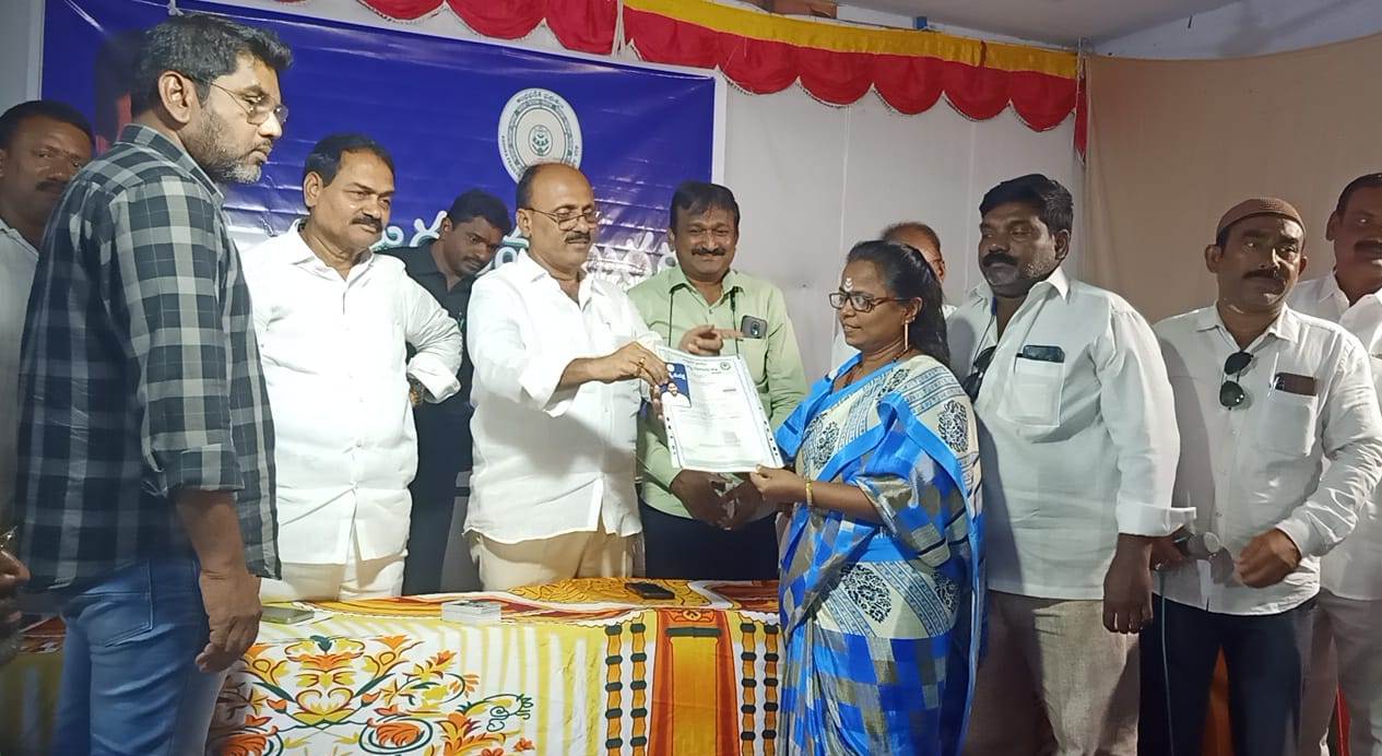 నందలూరు : మహిళకు ధృవపత్రాన్ని అందిస్తున్న ఎమ్మెల్యే మేడా మల్లికార్జునరెడ్డి