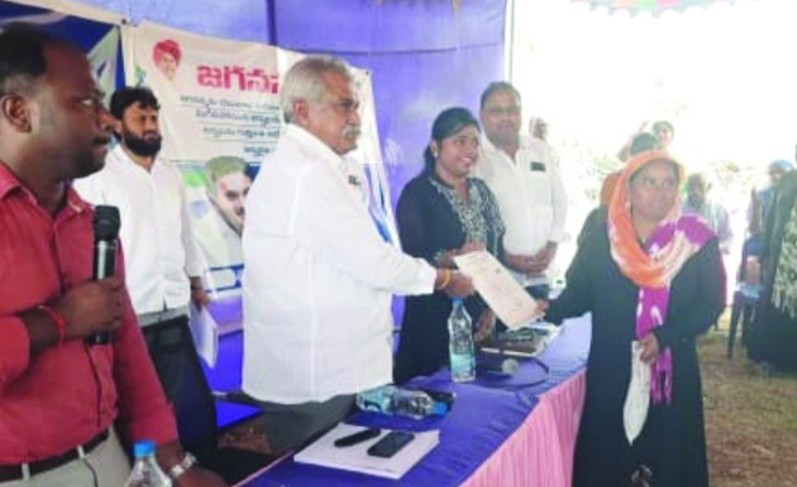సర్టిఫికెట్లు అందజేత