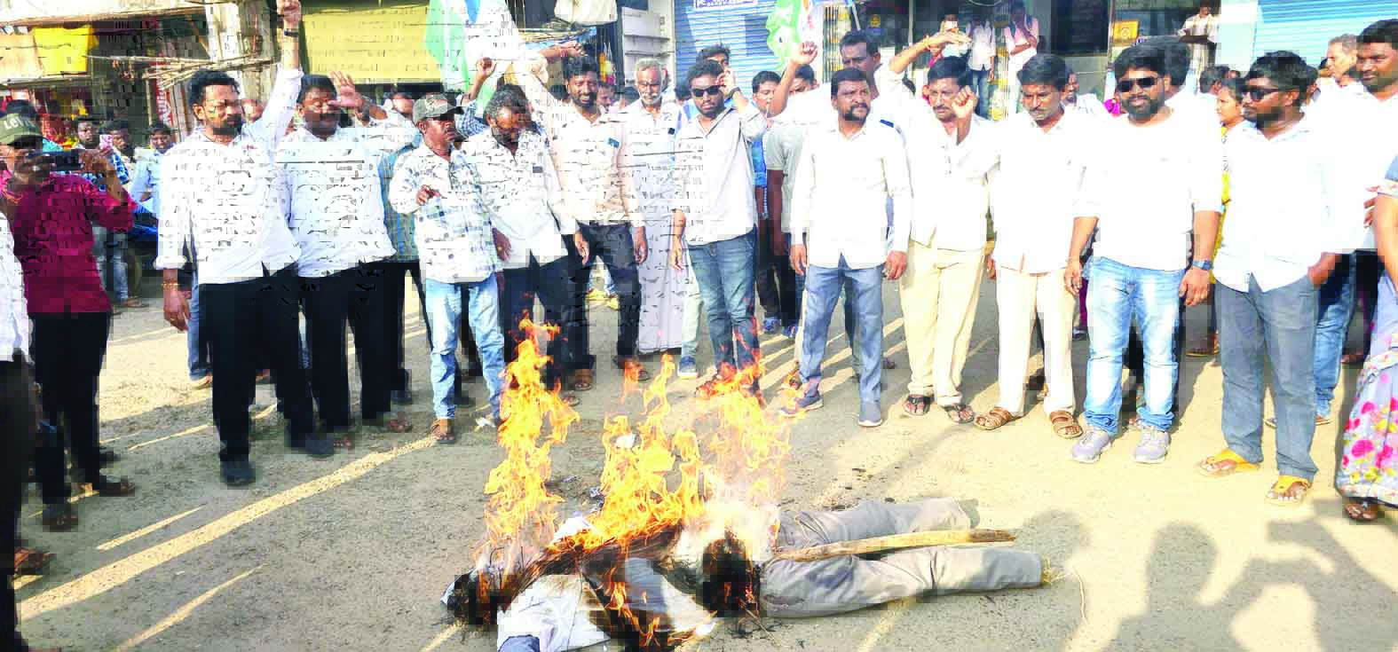 వాలంటీర్లకు పవన్‌ క్షమాపణ చెప్పాలి