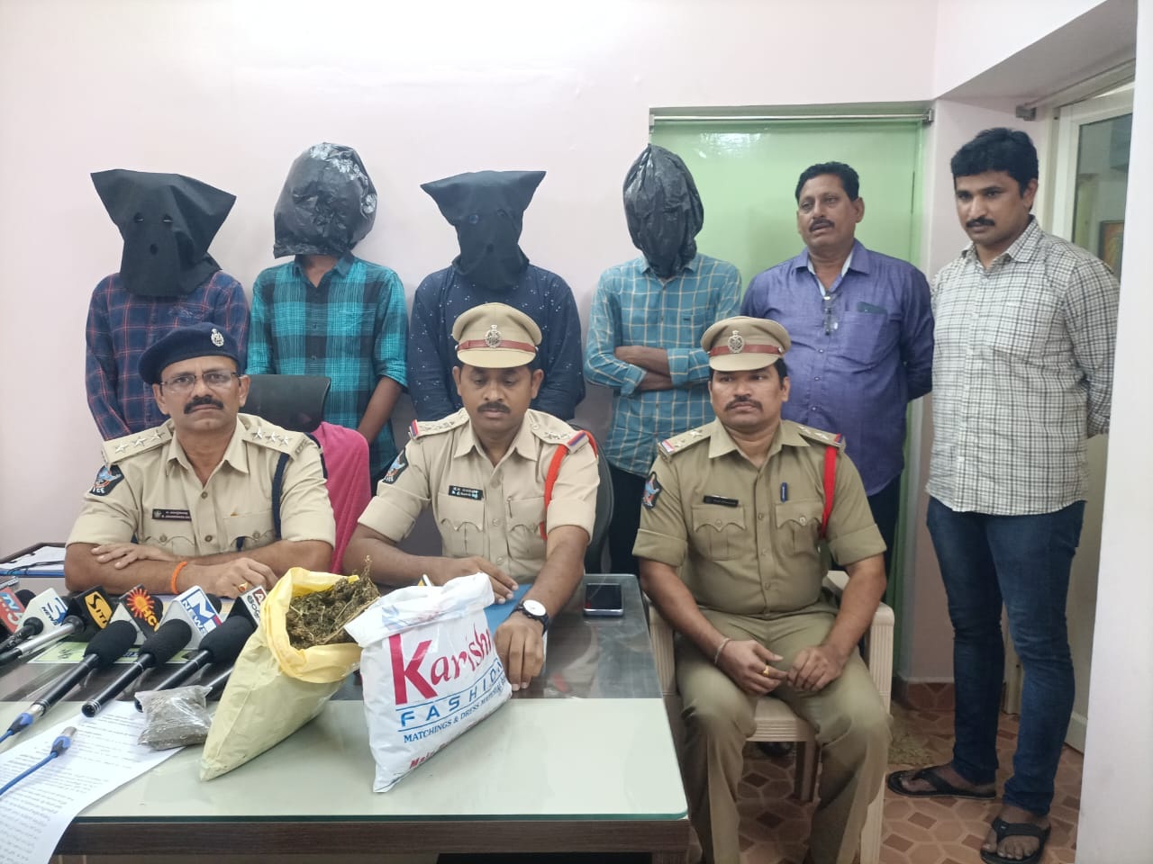 నలుగురు గంజాయి విక్రేతలు అరెస్ట్‌