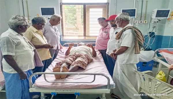 CPM-leader-P-Madhu-offered-condolences-to-the-snakebite-victims