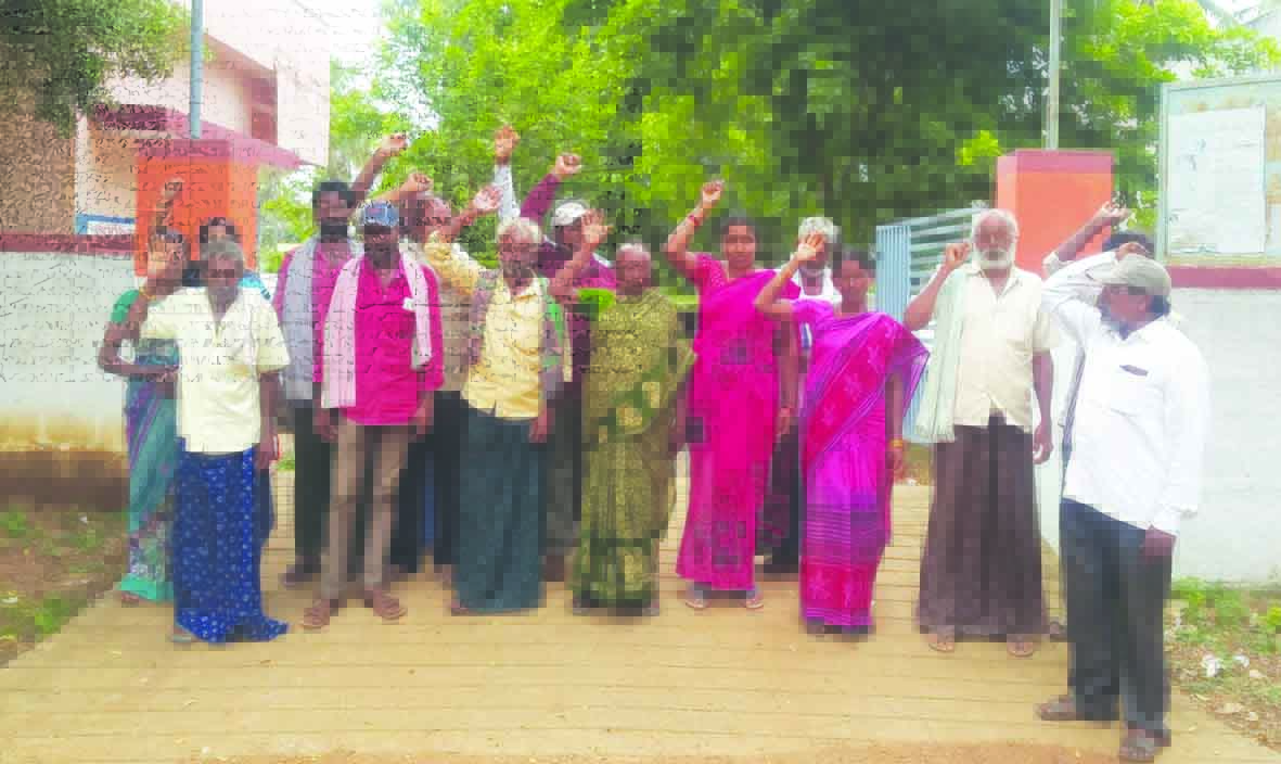 సాగు భూములకు హక్కులు కల్పించాలని ధర్నా