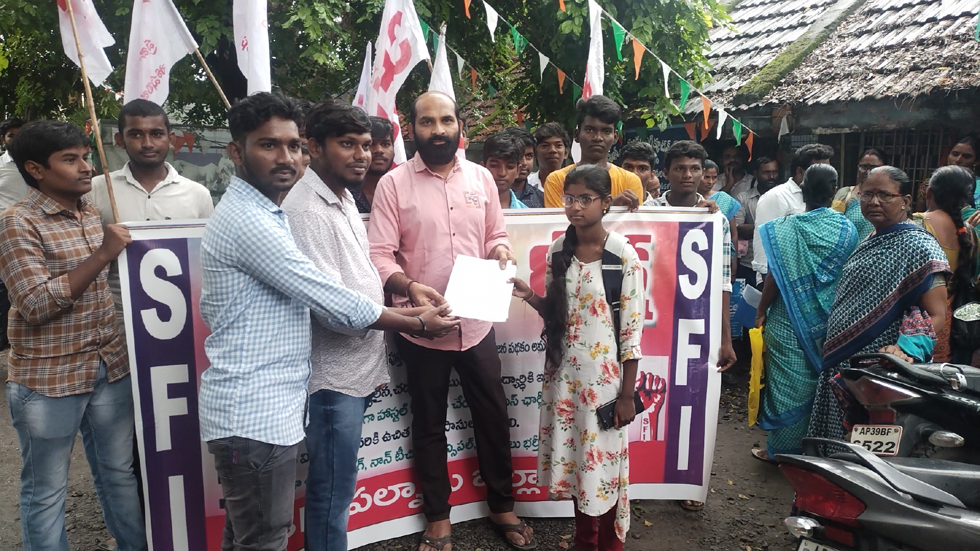 పుస్తకాల కోసం విద్యార్థుల ధర్నా