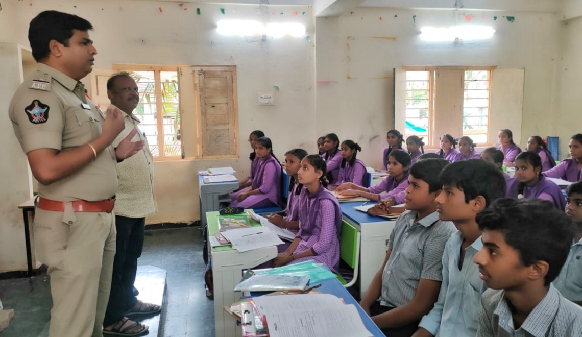 విద్యార్థులు చెడు వ్యసనాలకు దూరంగా వుండాలి