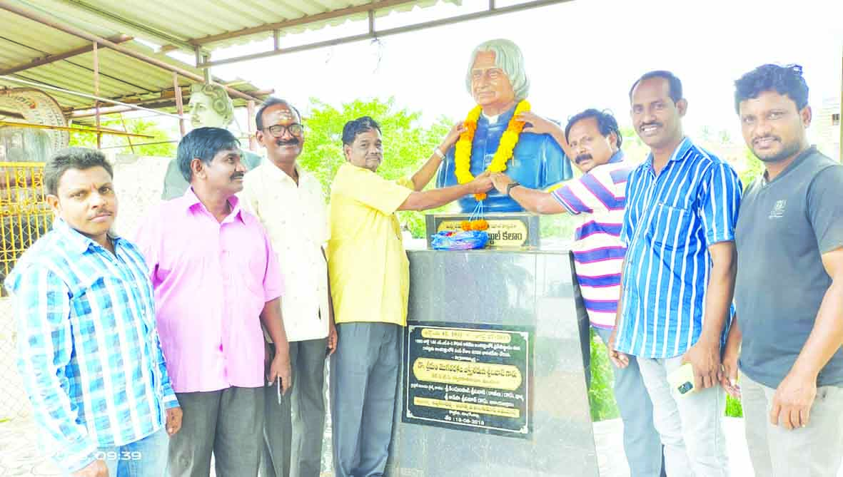 మహనీయులను విద్యార్థులు ఆదర్శంగా తీసుకోవాలి