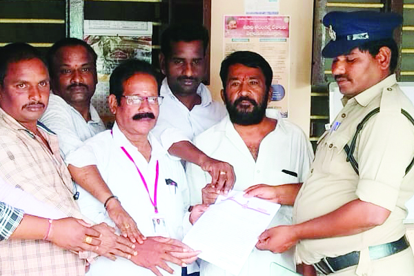 వైసిపి నాయకులపై పోలీస్‌ స్టేషన్‌లో ఫిర్యాదు