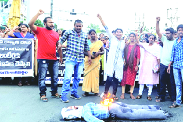 పవన్‌కళ్యాణ్‌ దిష్టి బొమ్మ దహనం