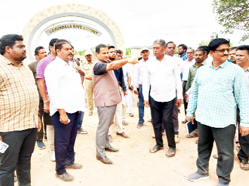 ముఖ్యమంత్రి పర్యటన ప్రాంతాన్ని పరిశీలిస్తున్న కలెక్టర్‌
