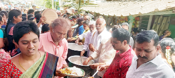అన్నదానం చేస్తున్న కళ్యా సుధాకర్‌