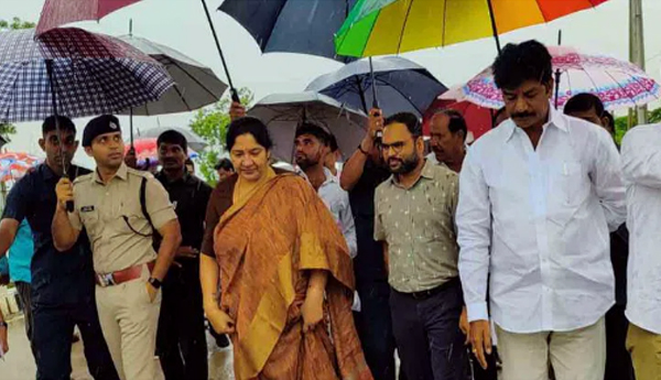 ముంపు ప్రాంతాల్లో పర్యటించిన మంత్రి సత్యవతి రాథోడ్‌