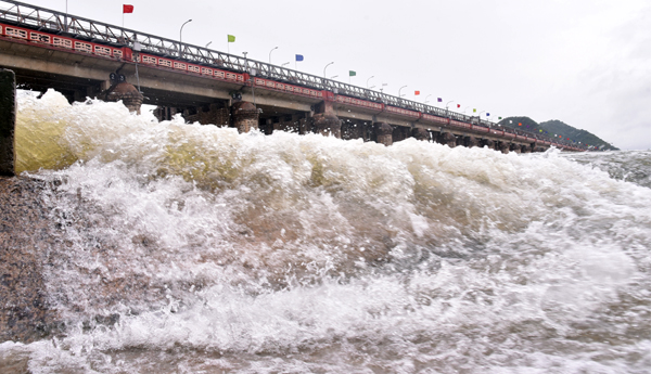 ప్రకాశం బ్యారేజ్‌కు భారీగా వరద..రెండు గేట్లు ఎత్తివేత